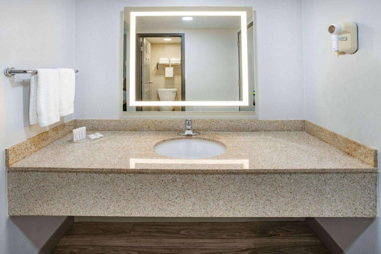 Wingate By Wyndham Fishkill Hotel Bagian luar foto