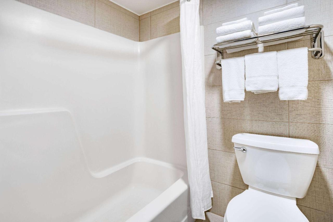 Wingate By Wyndham Fishkill Hotel Bagian luar foto